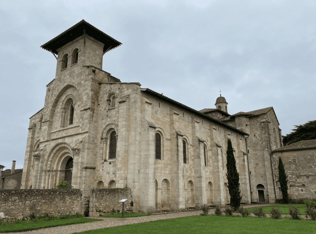 Le prieuré de Moirax au centre du village